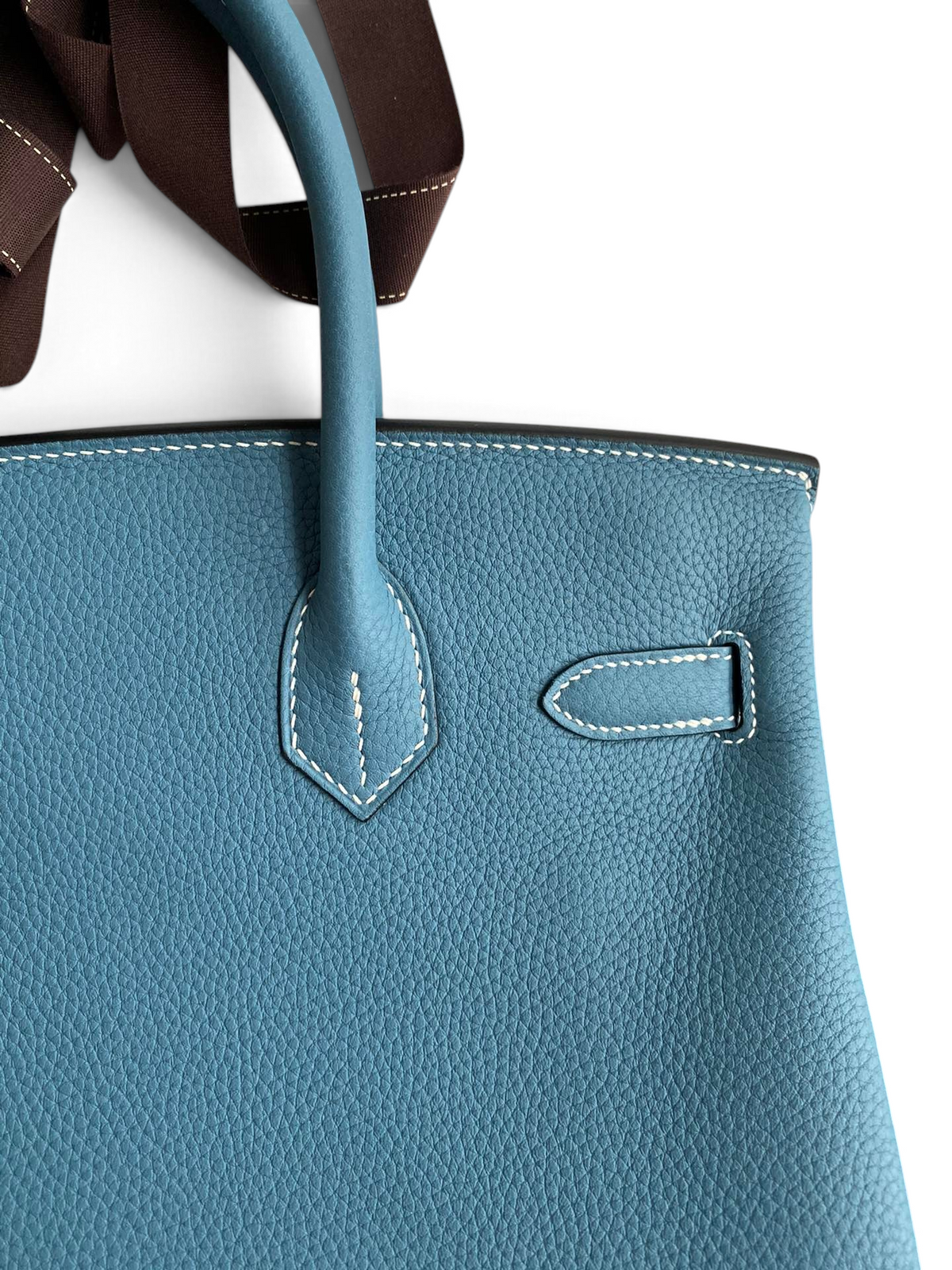 SWORD LUXURY marka mavi Togo deri Hermès Birkin 30 çanta, belirgin dokulu deri ve beyaz dikiş detayları.