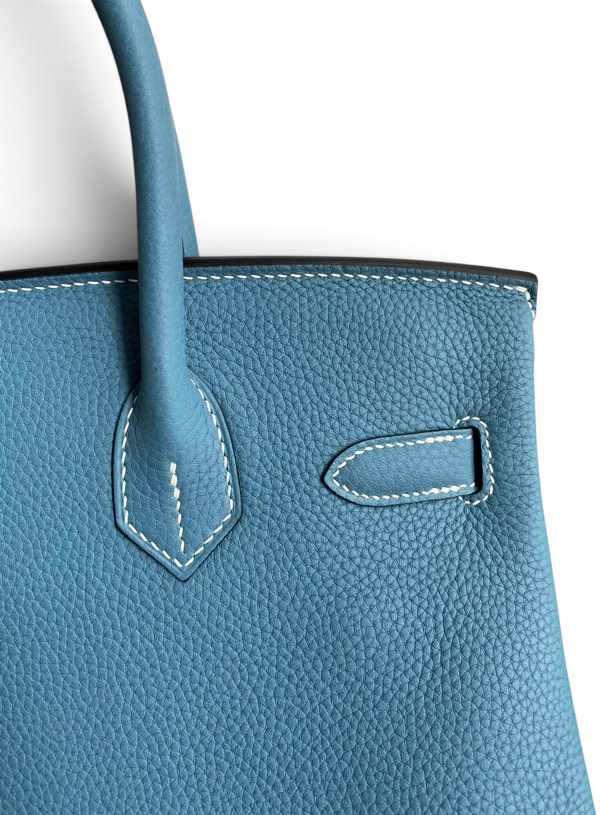 SWORD LUXURY marka mavi Togo deri Hermès Birkin 30 çanta, belirgin dokulu deri ve beyaz dikiş detayları.
