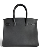 SWORD LUXURY siyah Togo deri Hermès Birkin 30 çanta, altın tonlu donanım detaylarıyla kutu içinde.