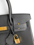 SWORD LUXURY siyah Togo deri Hermès Birkin 30 çanta, altın rengi donanım ve ikonik kilit detayı ile.