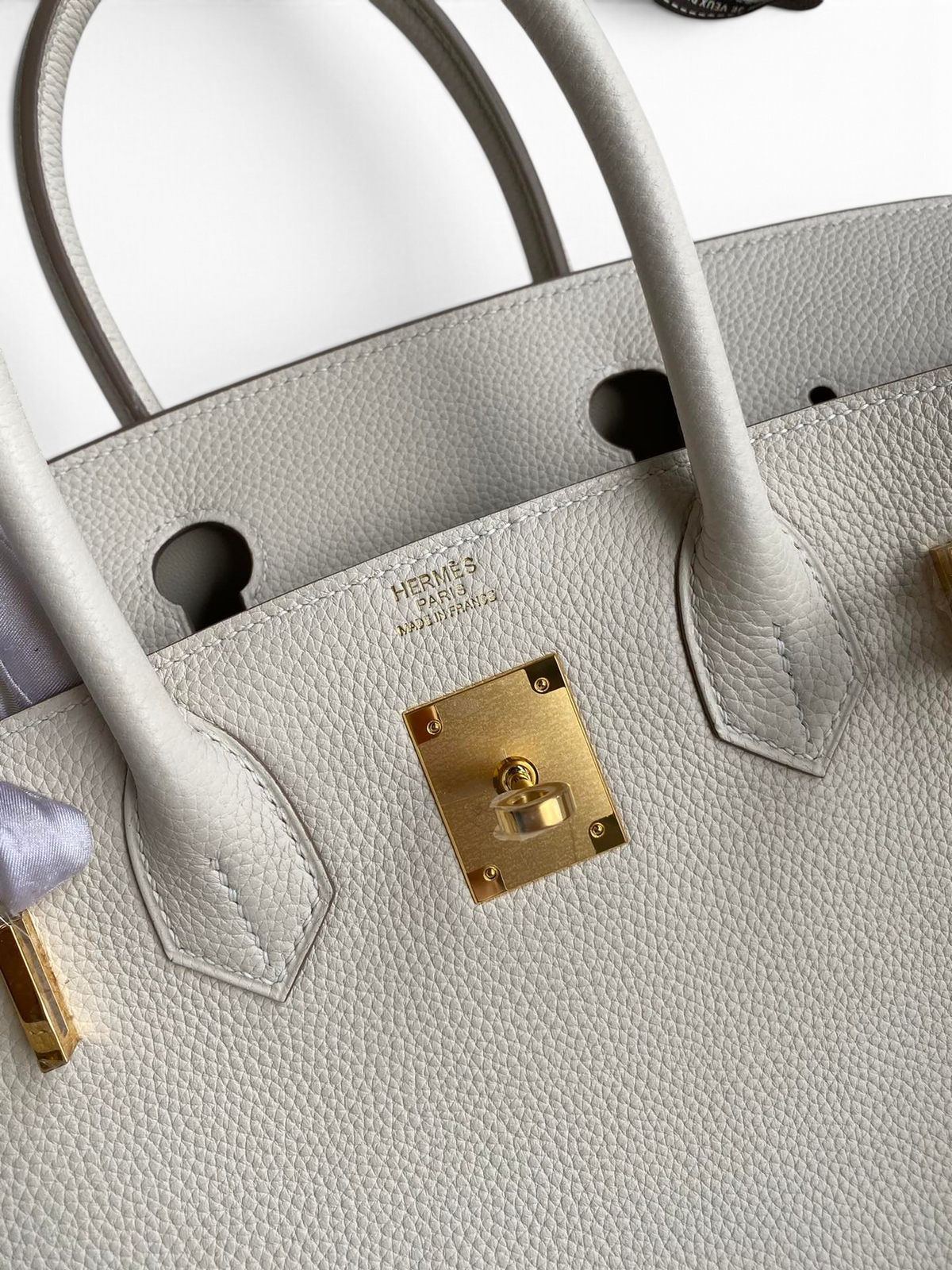SWORD LUXURY marka, altın donanımlı ve Togo deri dokulu beyaz Hermès Birkin 30 çanta detayı.