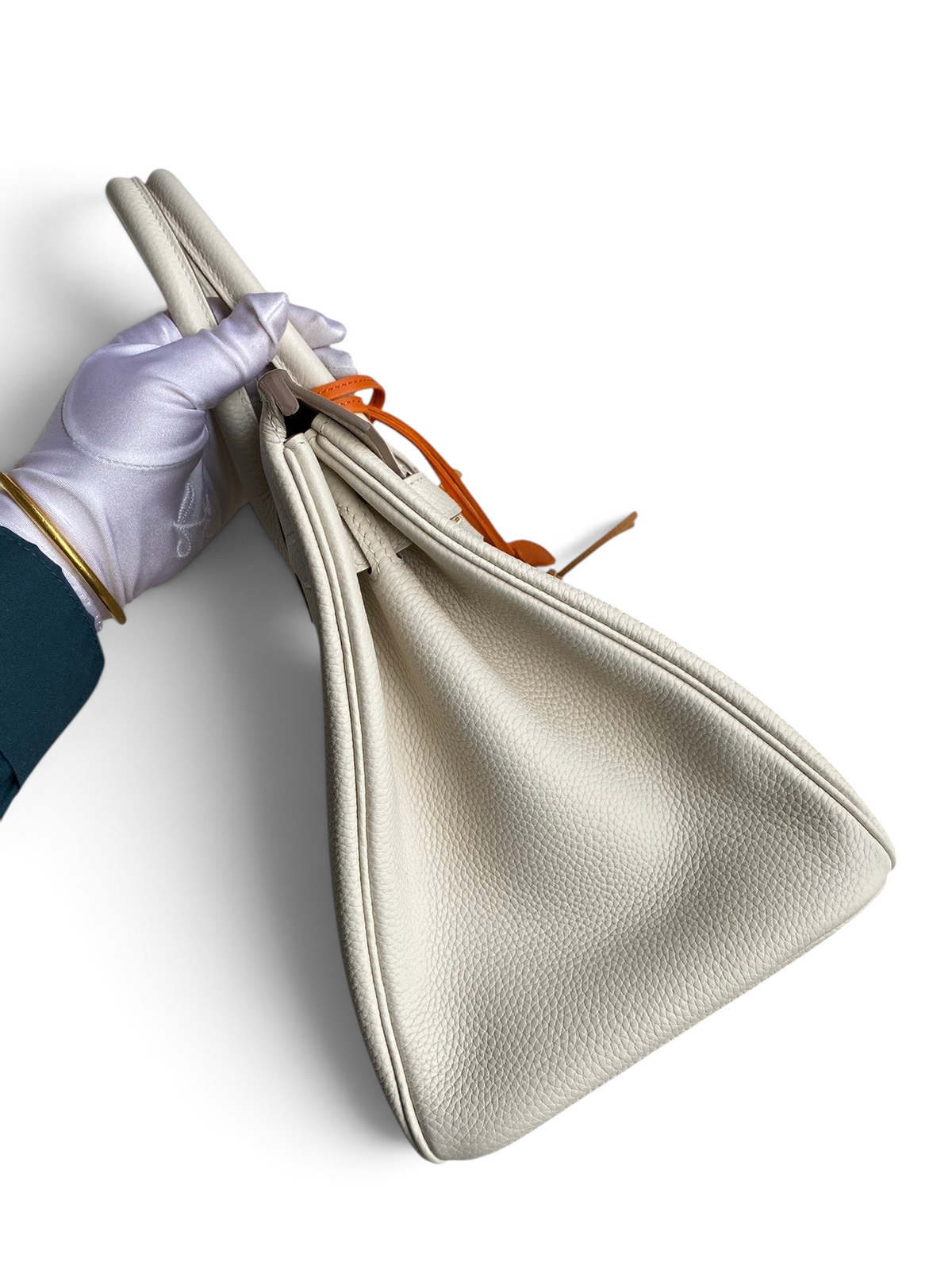 SWORD LUXURY marka, beyaz Togo deri Hermès Birkin 30 çanta, kutu içinde yan profilden görünüm.