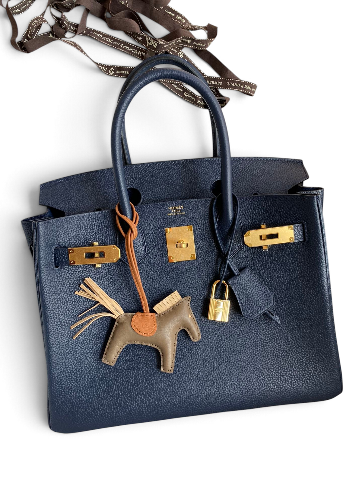 SWORD LUXURY lacivert Togo deri 30 cm Birkin çanta, altın tonlu donanım ve at figürlü çanta süsü ile.