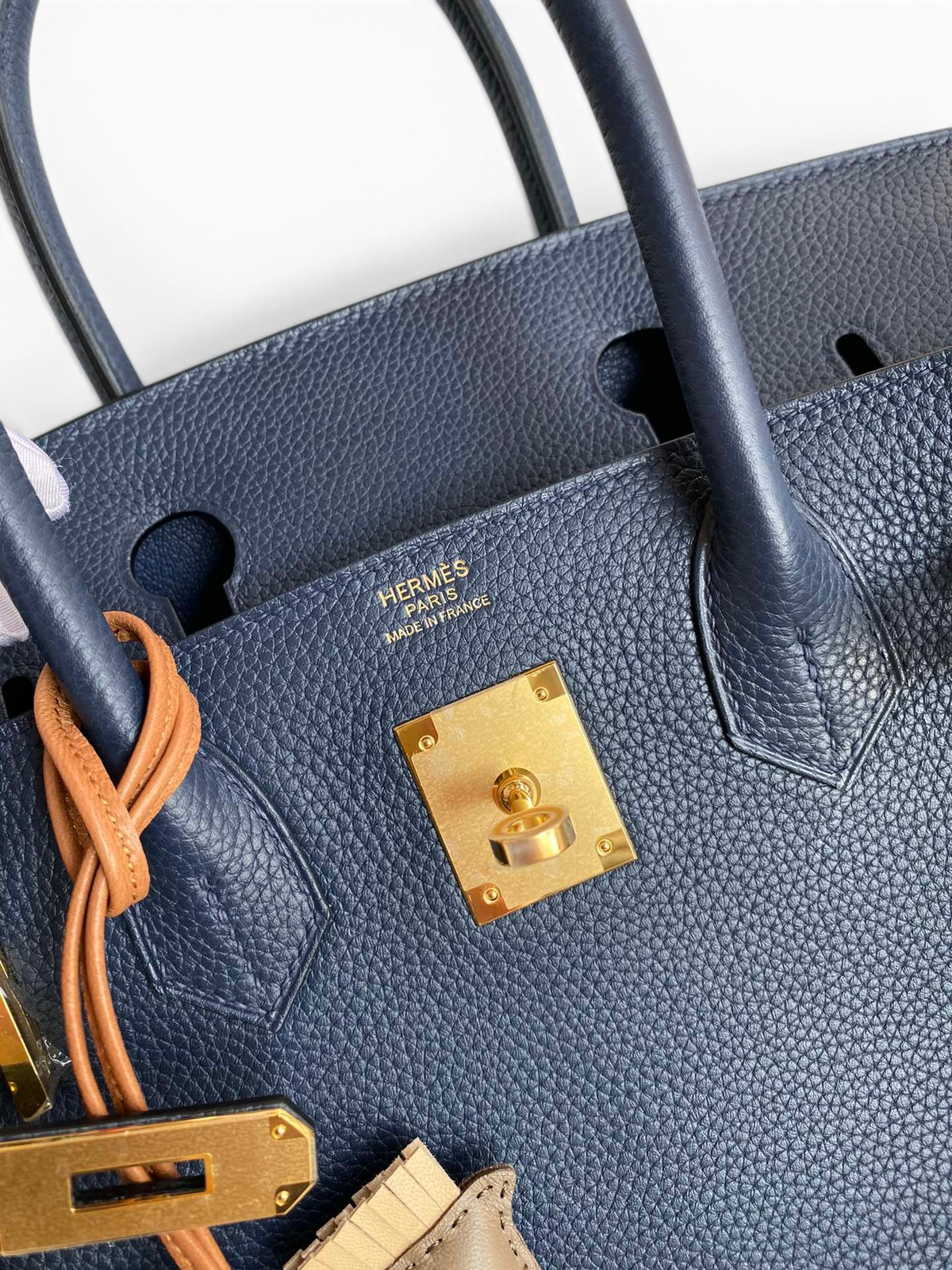 SWORD LUXURY lacivert Togo deri Birkin 30 çanta, altın tonlu donanım ve ikonik kilit detayı ile.