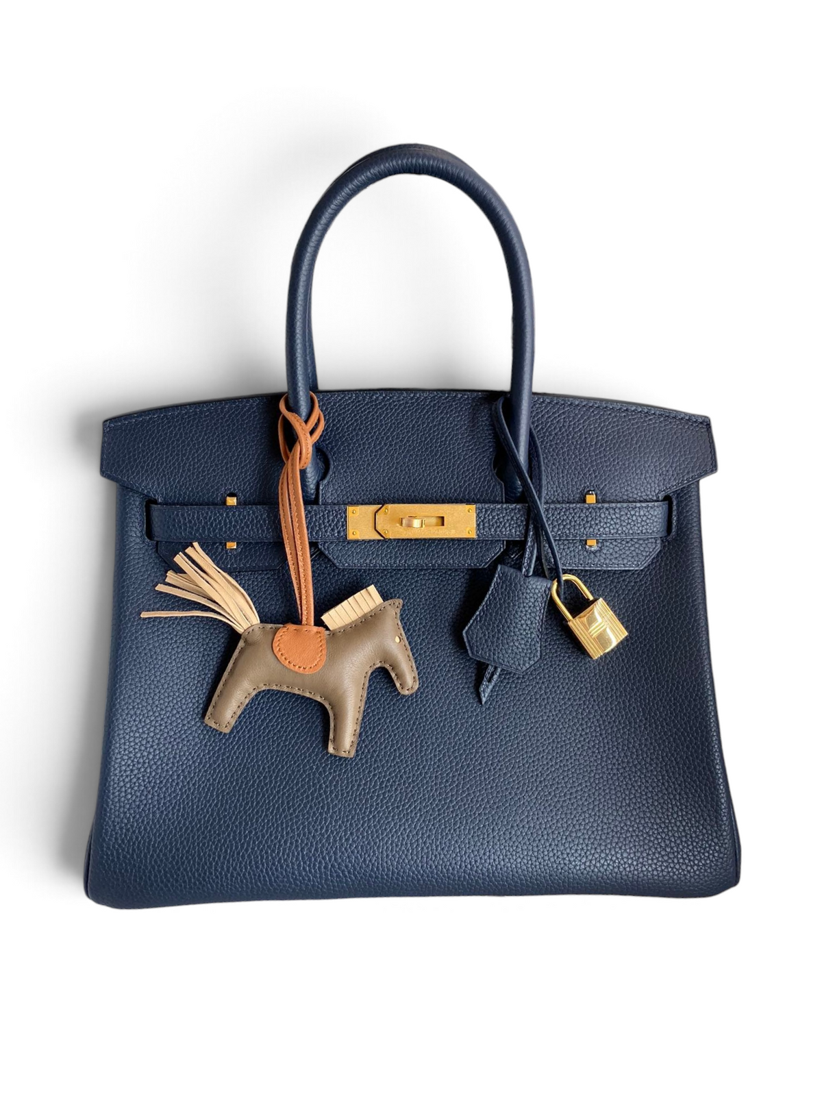 SWORD LUXURY lacivert Togo deri Birkin 30 çanta, altın tonlu donanım ve at figürlü çanta süsü ile kutu içinde.