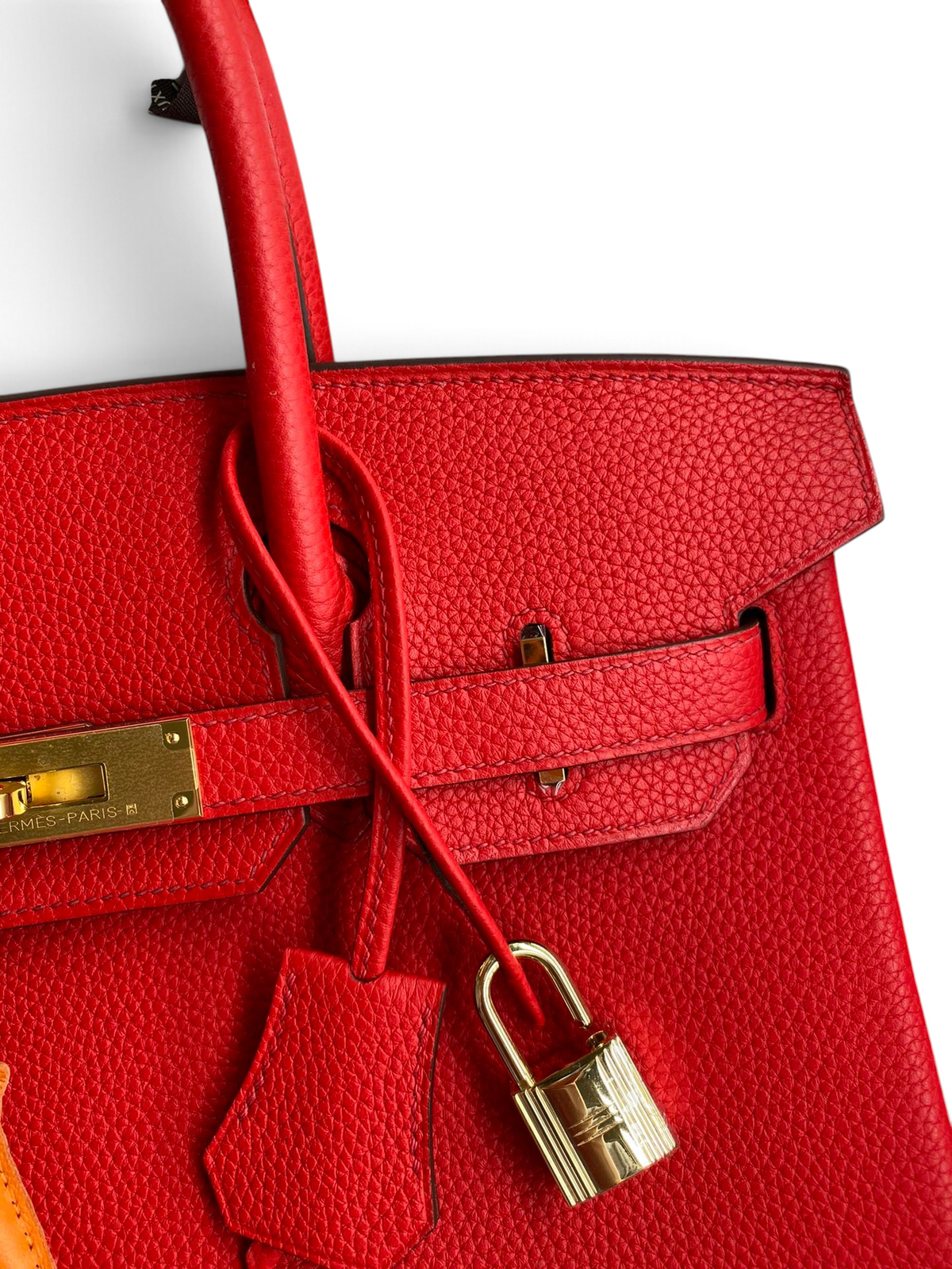 SWORD LUXURY kırmızı Togo deri Hermès Birkin 30 çanta, altın rengi donanım ve ikonik kilit detayı ile.