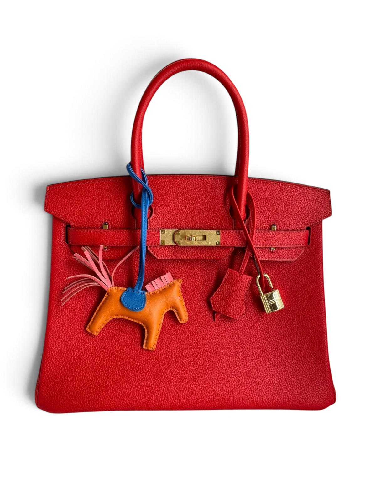 SWORD LUXURY kırmızı Togo deri Hermès Birkin 30 çanta, altın donanım ve renkli at figürlü çanta süsü ile.
