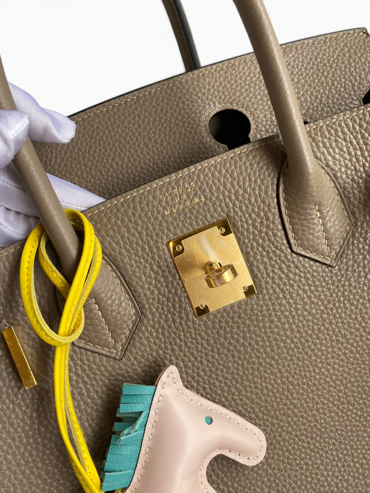 SWORD LUXURY marka, altın donanımlı ve sarı aksesuarlı, gri Togo deri Hermès Birkin 30 çanta detayı.