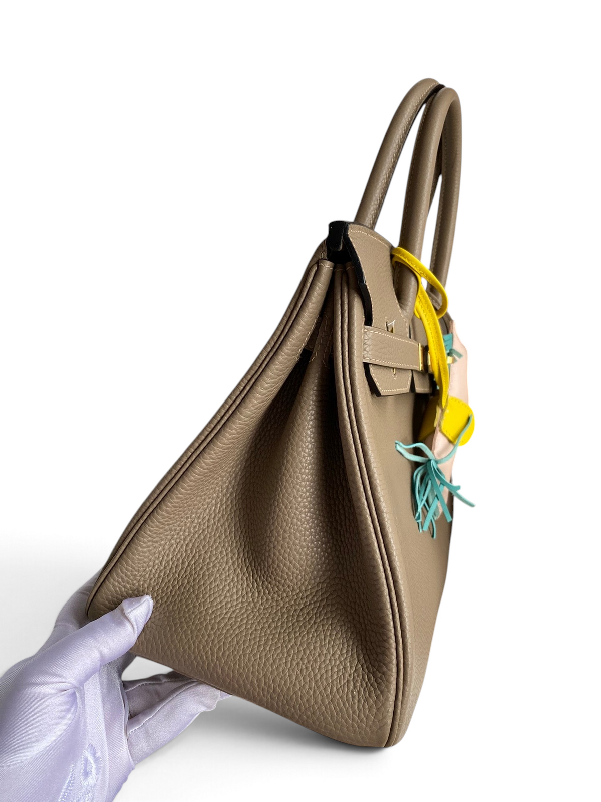 SWORD LUXURY marka, altın donanımlı, dokulu Togo deriden üretilmiş, kutusunda sergilenen bej Hermès Birkin 30 çanta.