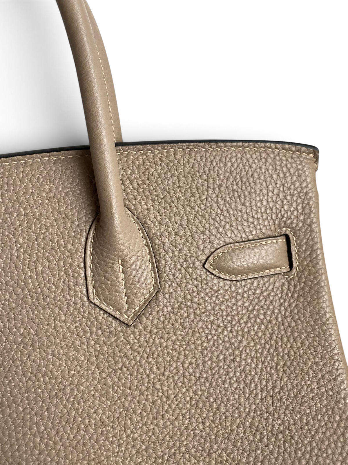 SWORD LUXURY marka, bej renkli, dokulu Togo deri detayına sahip Hermès Birkin 30 çanta yakından görünümü.