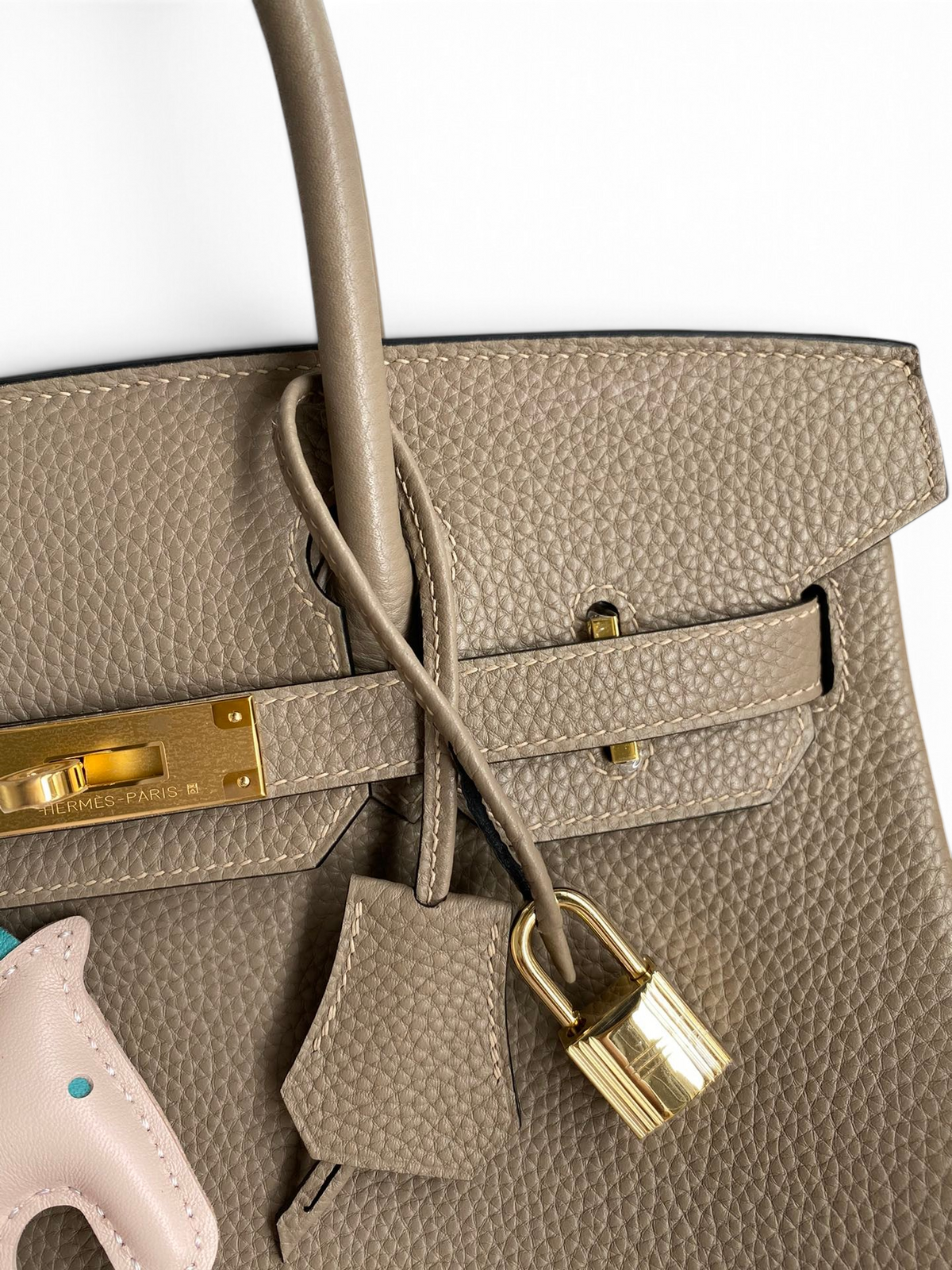 SWORD LUXURY marka, altın donanımlı ve kilit detaylı, taupe renkli Togo deri Hermès Birkin 30 el çantası.