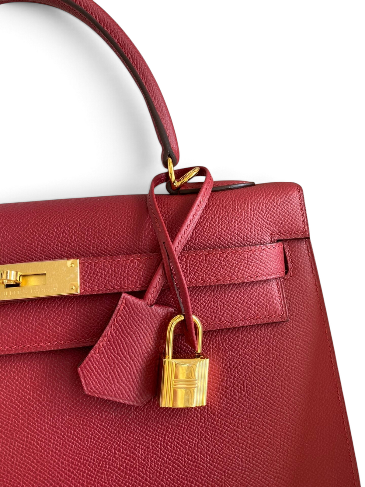 SWORD LUXURY imzalı, altın donanımlı ve kilit detaylı, kırmızı Epsom deri Hermès Kelly 32cm el çantası.