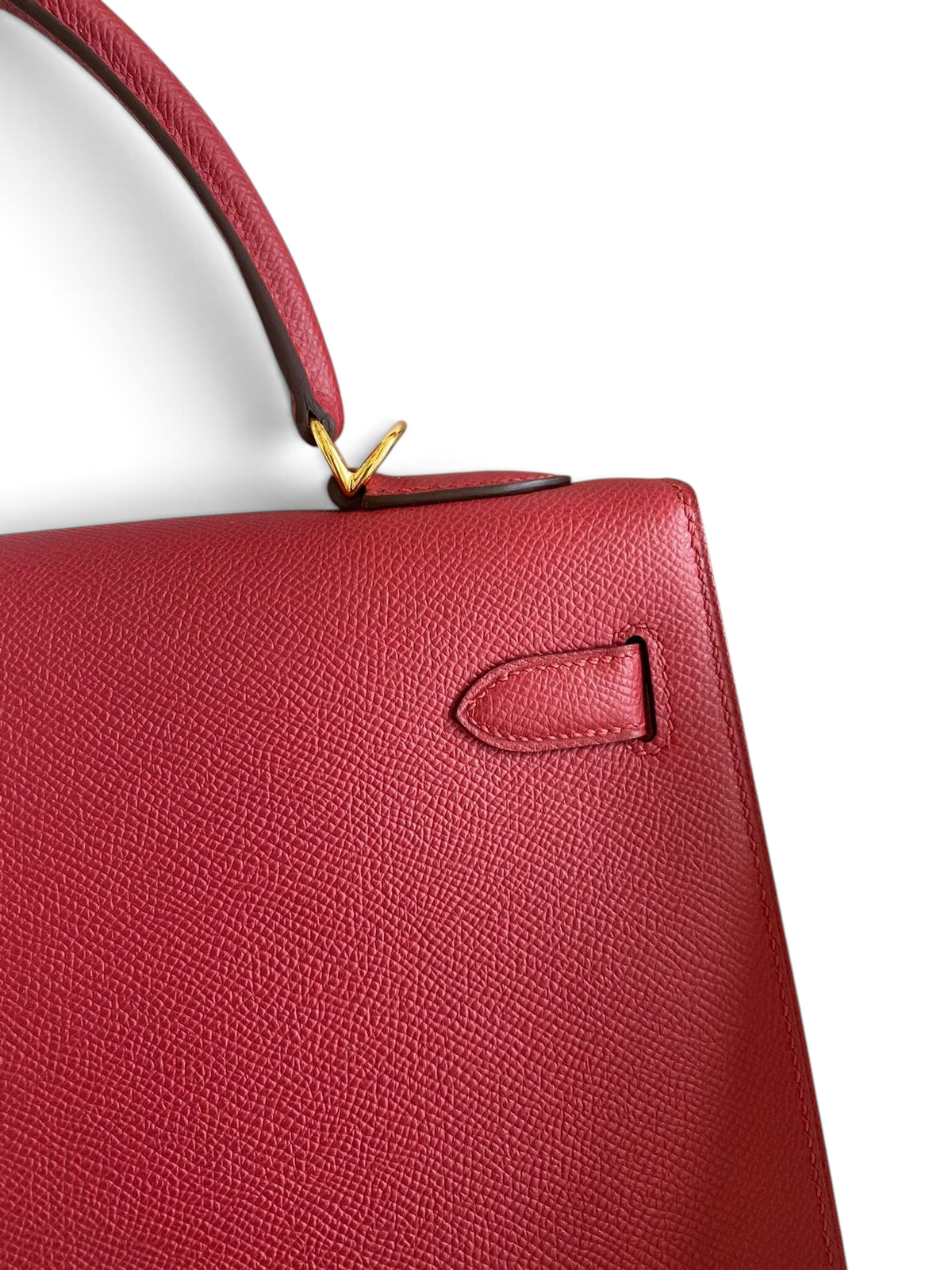 SWORD LUXURY marka, kırmızı Epsom deri Hermès Kelly 32cm çanta, altın rengi metal detaylı ve dokulu deri yüzeyli.