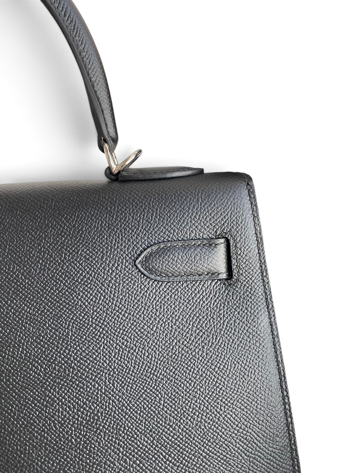 SWORD LUXURY marka siyah Epsom deri Hermès Kelly 32cm çanta, detaylı dokusu ve metal aksamlarıyla kutu içerisinde.