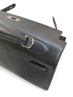SWORD LUXURY siyah Epsom deri Hermès Kelly 32cm çanta, gümüş donanım ve ikonik kilit detayı ile.