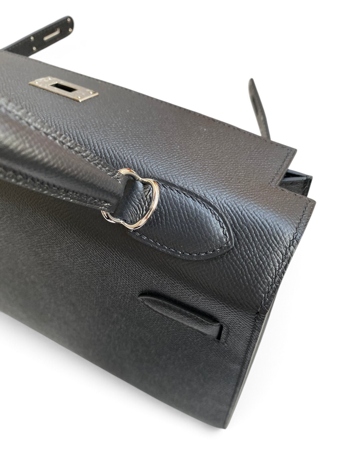 SWORD LUXURY siyah Epsom deri Hermès Kelly 32cm çanta, gümüş donanım ve ikonik kilit detayı ile.