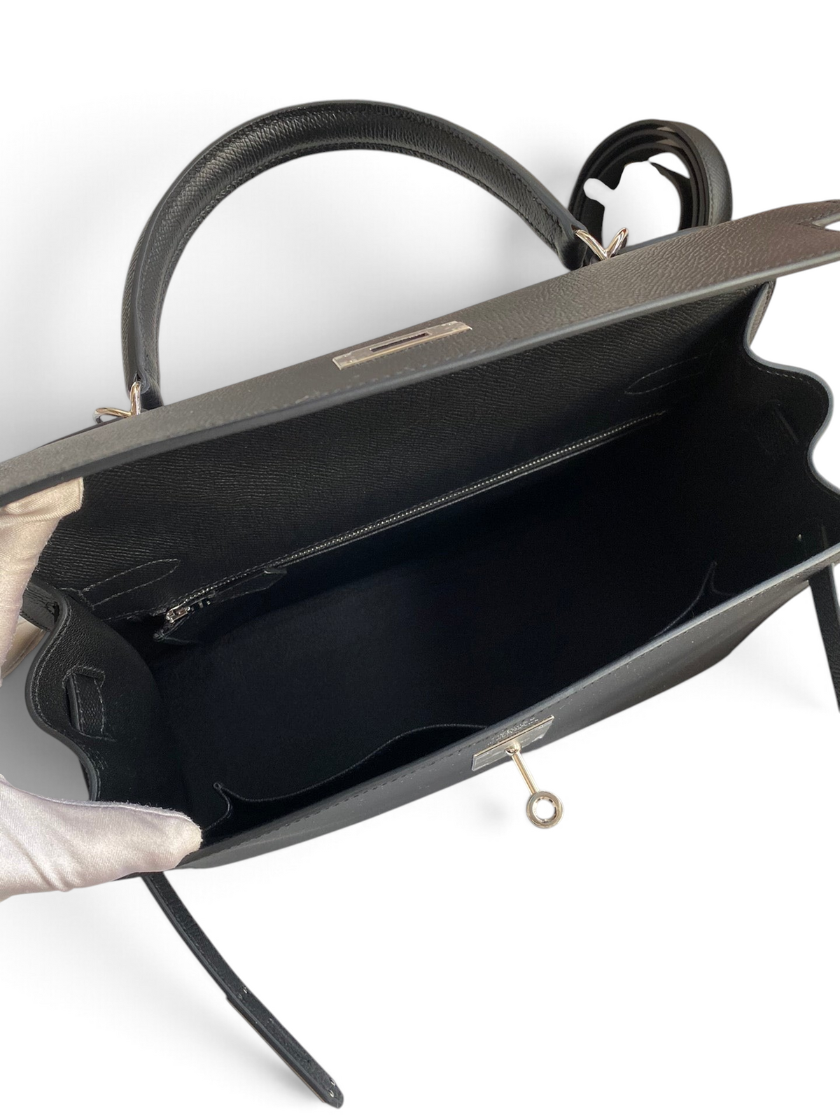 SWORD LUXURY marka siyah Epsom deri Hermès Kelly 32cm çanta, iç bölmesi ve detayları ile kutusunda sergileniyor.