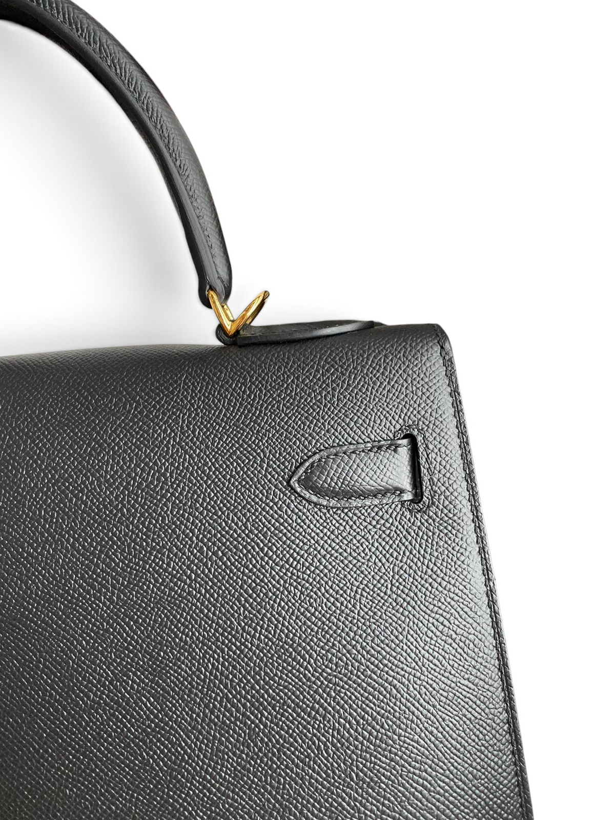 SWORD LUXURY marka siyah Epsom deri Hermès Kelly 32cm çanta, detaylı dokusu ve altın rengi metal aksesuarlarıyla.