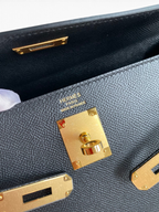 SWORD LUXURY Hermès Kelly 32cm çanta, altın rengi donanımlı siyah Epsom deri detayları ve ikonik kilit mekanizması.
