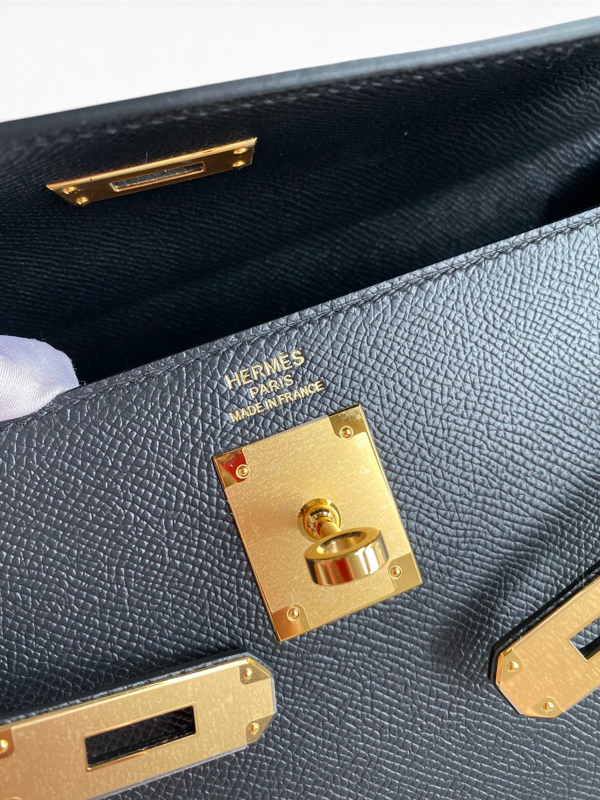 SWORD LUXURY Hermès Kelly 32cm çanta, altın rengi donanımlı siyah Epsom deri detayları ve ikonik kilit mekanizması.