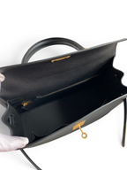 SWORD LUXURY marka siyah Epsom deri Hermès Kelly 32cm çanta, iç bölmesi ve altın rengi metal detayları ile.