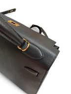 SWORD LUXURY siyah Epsom deri Hermès Kelly 32cm çanta, altın rengi metal detayları ve zarif dikişleri ile.