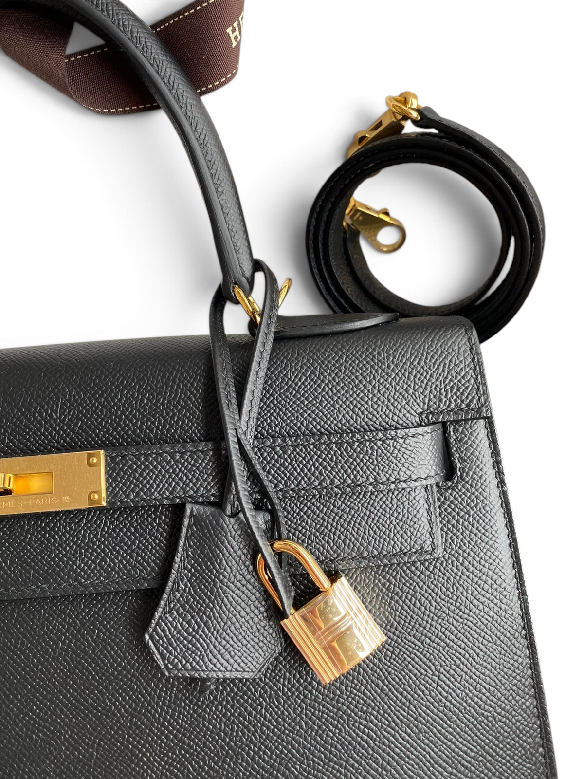 SWORD LUXURY siyah Epsom deri Hermès Kelly 32cm çanta, altın rengi kilit ve çıkarılabilir omuz askısı detaylı.