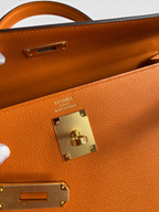 SWORD LUXURY Hermès Kelly 32cm çanta, turuncu Epsom deri dokusu ve altın rengi metal kilit detayları ile.