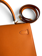 SWORD LUXURY marka turuncu Epsom deri Hermès Kelly 32cm çanta, detaylı dokusu ve altın rengi metal aksamları ile.