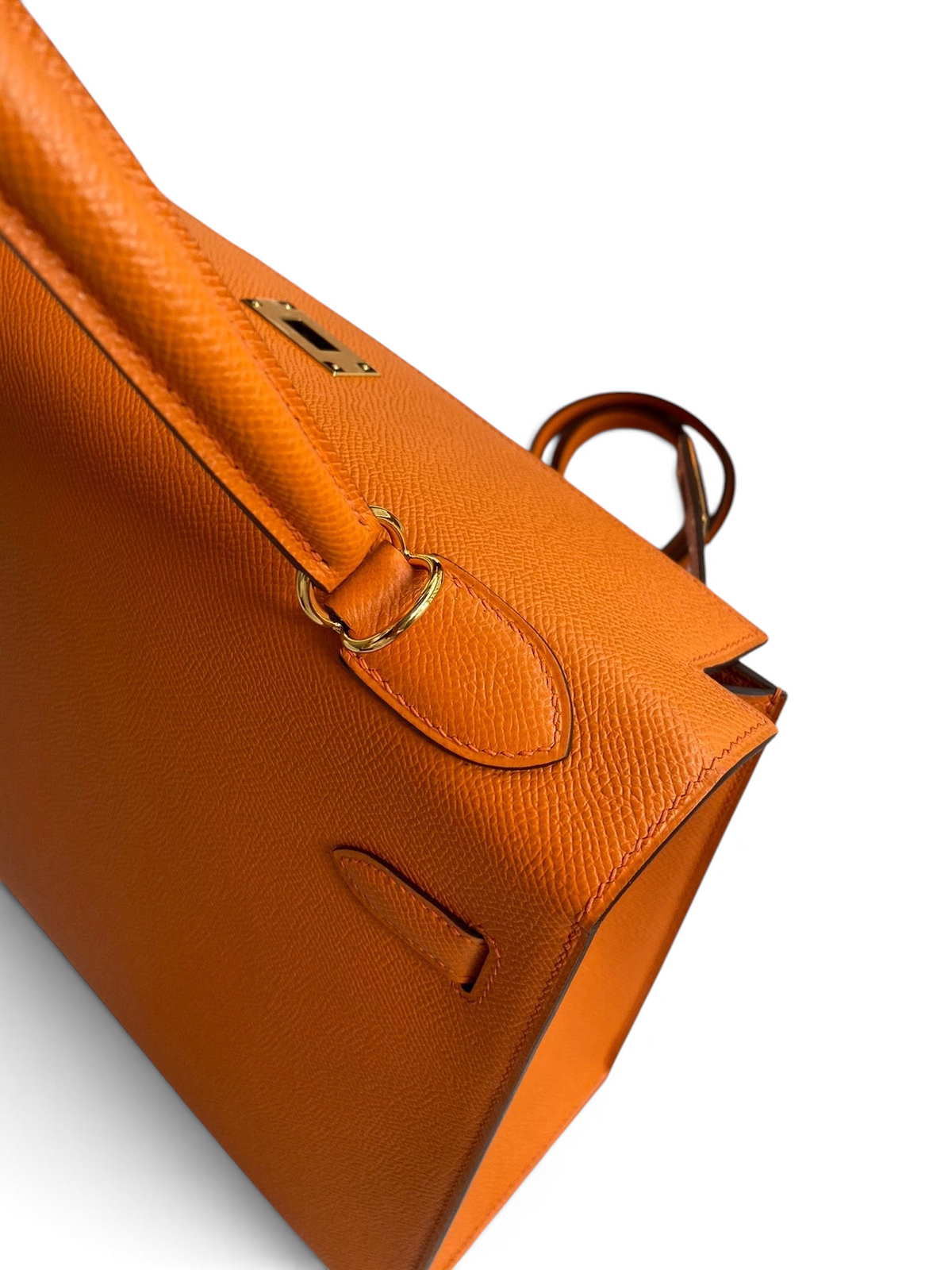 SWORD LUXURY turuncu Epsom deri Hermès Kelly 32cm çanta, altın rengi donanım ve ikonik dikiş detaylarıyla.