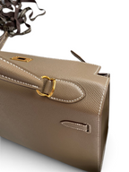 SWORD LUXURY marka, taupe renkli, Epsom deri Hermès Kelly 32cm çanta, altın donanım ve detaylı dikişlerle.