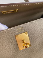 SWORD LUXURY Hermès Kelly 32cm çanta, altın rengi metal kilit detayı ve kaliteli Epsom deri dokusu ile yakından görünüm.