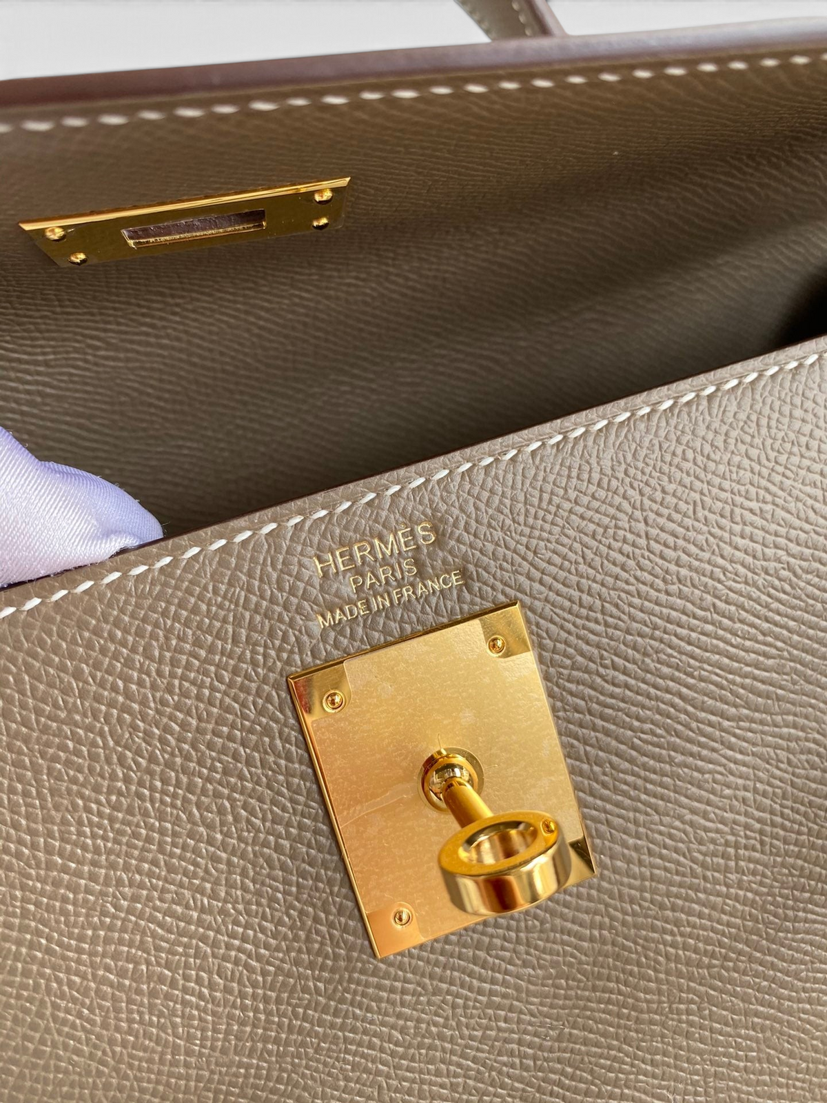 SWORD LUXURY Hermès Kelly 32cm çanta, altın rengi metal kilit detayı ve kaliteli Epsom deri dokusu ile yakından görünüm.