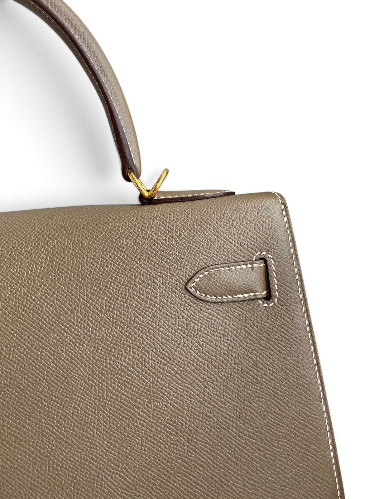 SWORD LUXURY marka, taupe renkli, dokulu Epsom deri Hermès Kelly 32cm çanta detayı ve altın tonlu donanımı.