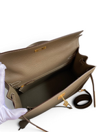 SWORD LUXURY marka, 32 cm boyutunda, taupe renkli, Epsom deri Hermès Kelly çanta, iç detayları ve kilit mekanizması.