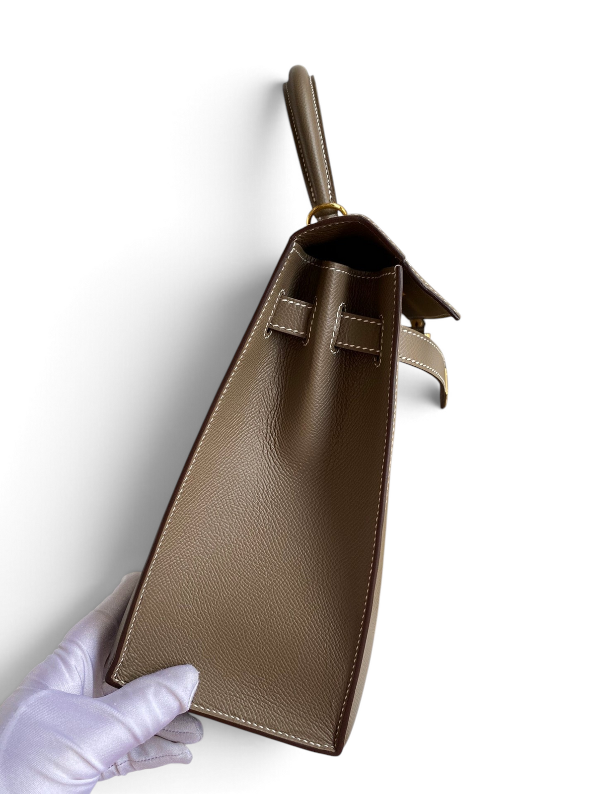 SWORD LUXURY marka, 32 cm boyutunda, taupe renkli, dokulu Epsom deri Hermès Kelly çanta, kutusu içinde yan görünüm.
