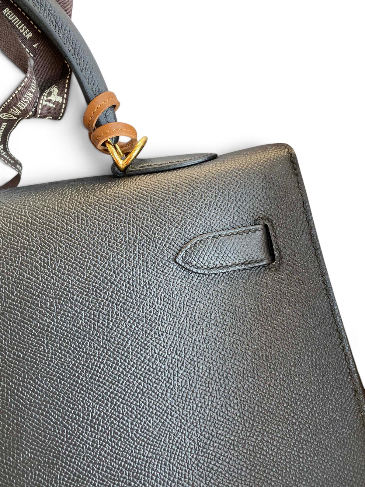 SWORD LUXURY Hermès Kelly 32cm çanta, detaylı Epsom deri dokusu, altın rengi donanım ve zarif üst sap tasarımı.