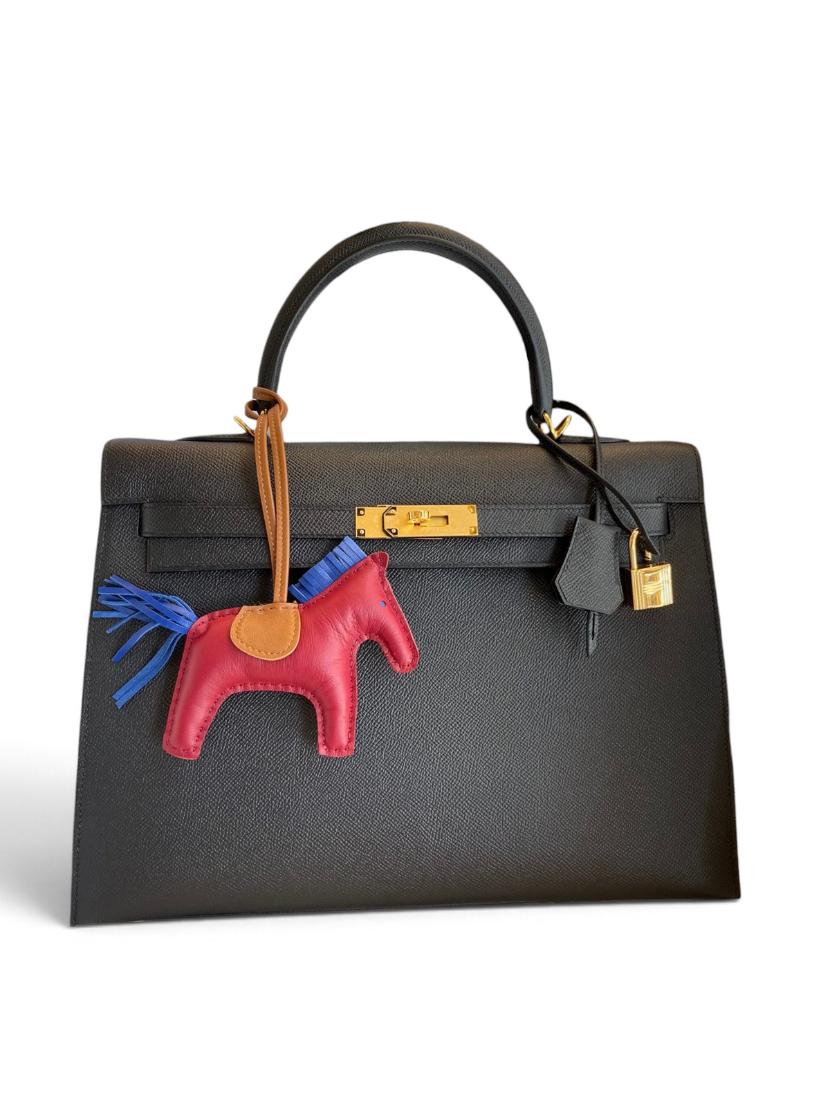 SWORD LUXURY siyah Epsom deri Hermès Kelly 32cm çanta, altın donanım ve renkli at figürlü çanta aksesuarı ile.