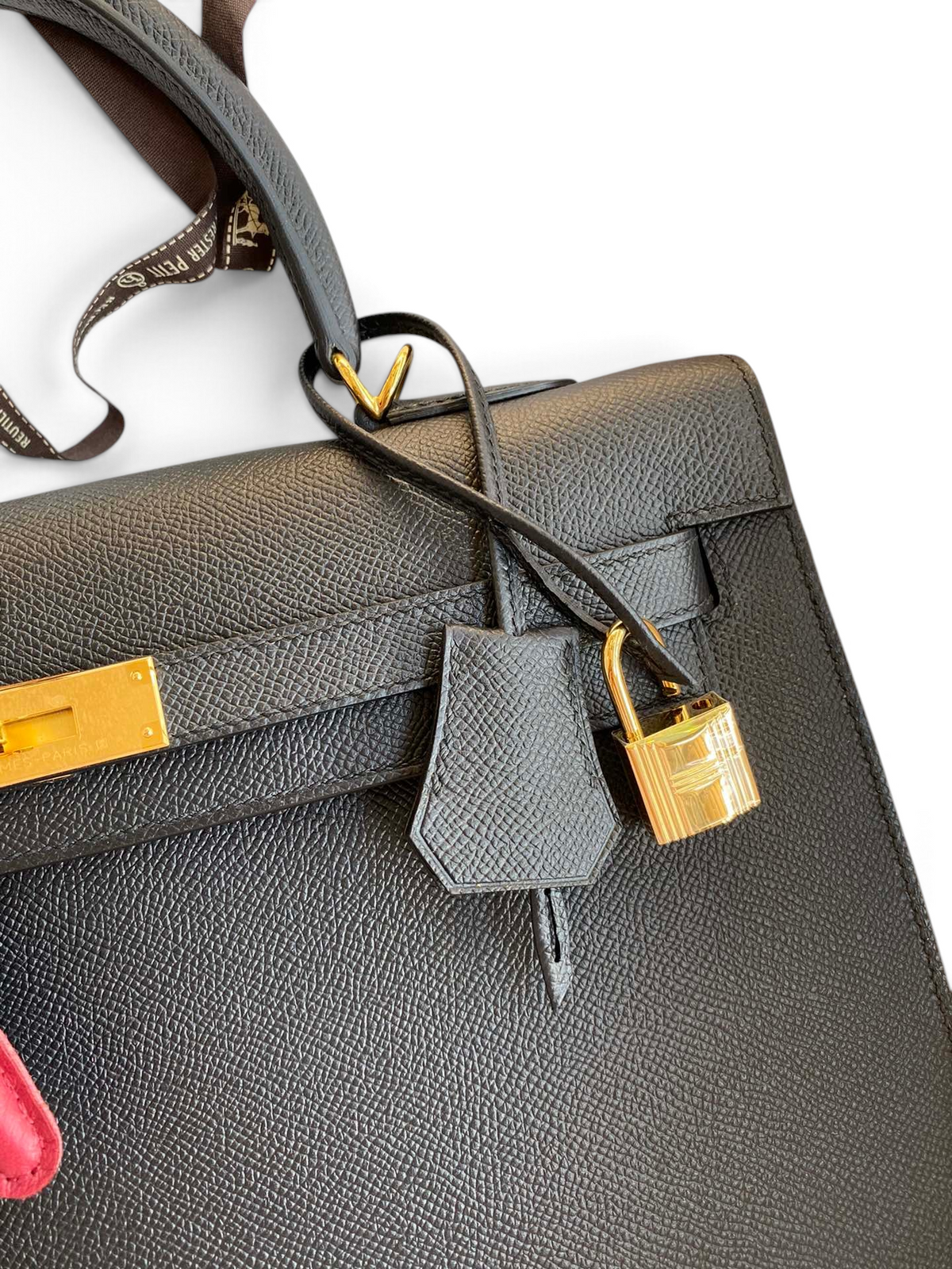 SWORD LUXURY siyah Epsom deri Hermès Kelly 32cm çanta, altın rengi kilit ve detaylara sahip zarif tasarım.
