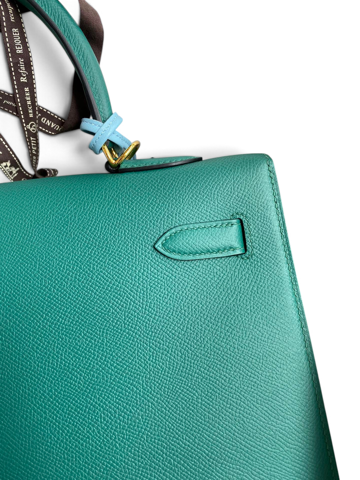 SWORD LUXURY marka, yeşil Epsom deri Hermès Kelly 32cm çanta, altın donanım ve detaylı dikişleri ile kutusunda.