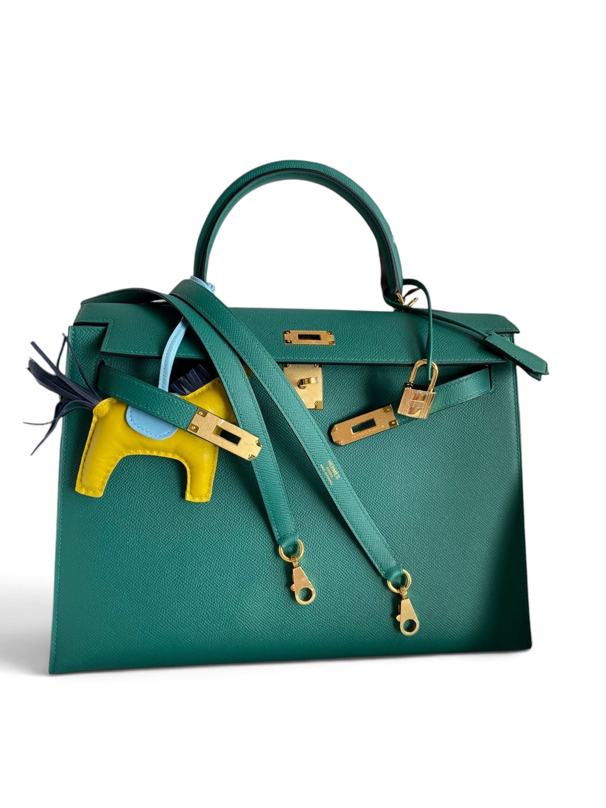 SWORD LUXURY marka, yeşil Epsom deri Hermès Kelly 32cm çanta, altın donanım ve sarı çanta aksesuarı ile kutusunda.