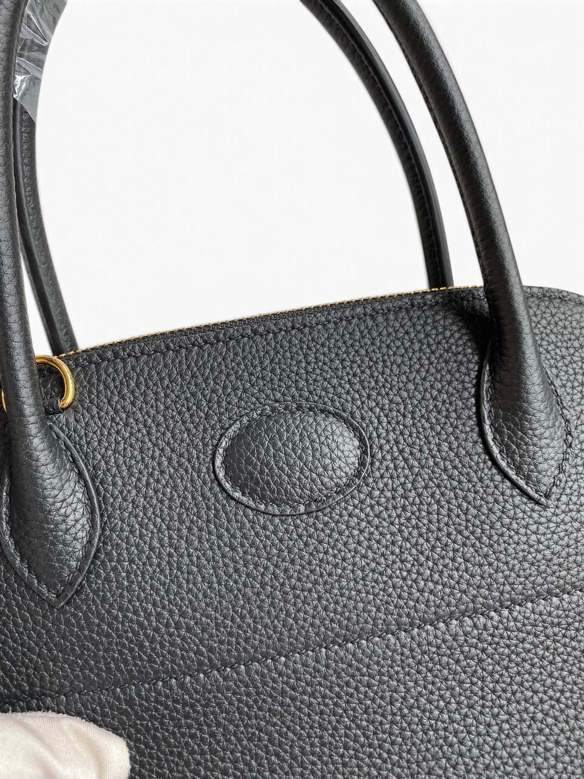 SWORD LUXURY siyah Togo deri Hermès Bolide 27cm çanta, detaylı dokusu ve altın rengi fermuar detaylarıyla.