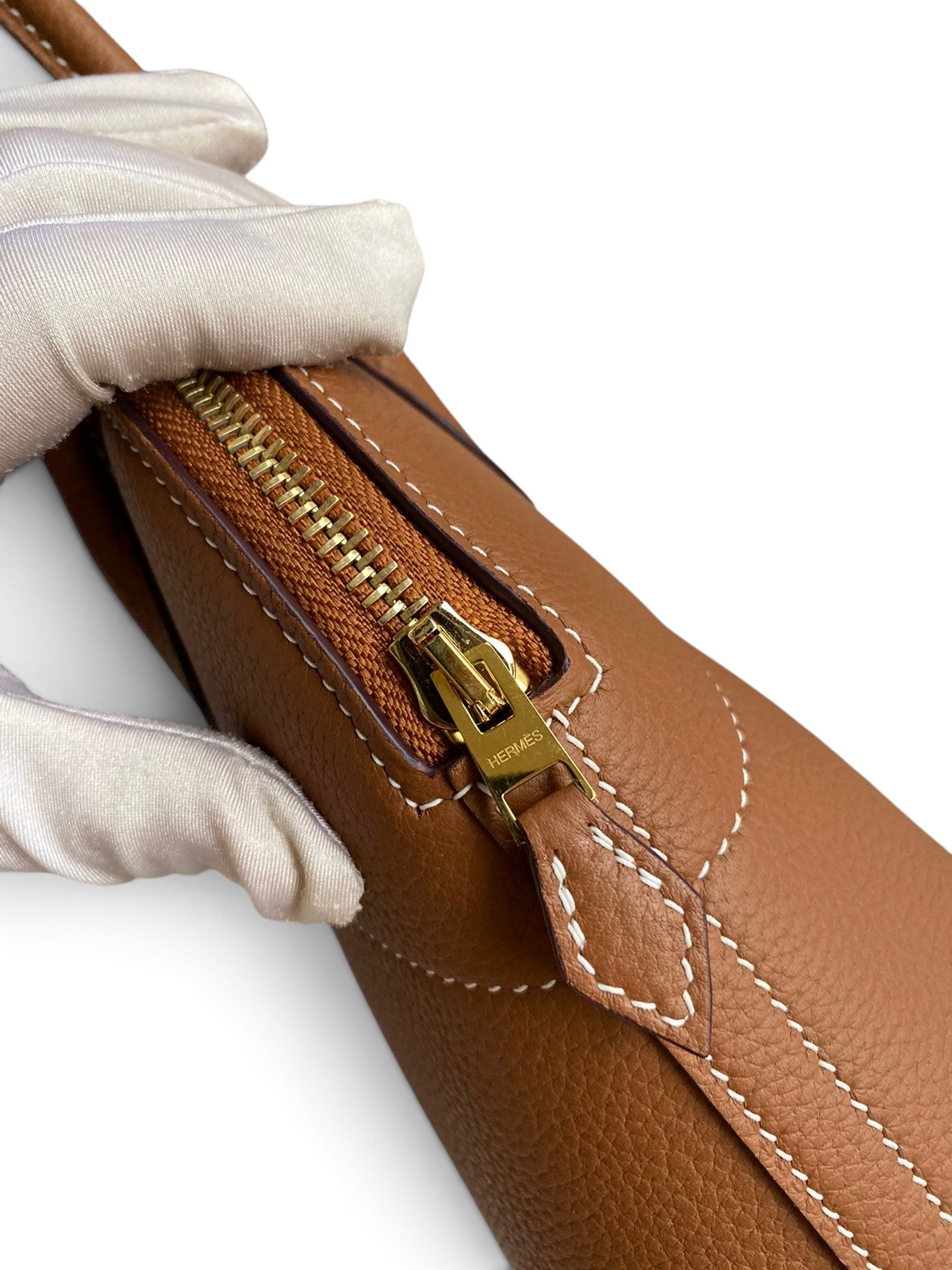 SWORD LUXURY Hermès Bolide 27cm çanta, altın rengi fermuar detayı ve kaliteli taba rengi Togo deri dokusu ile.