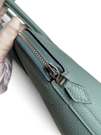 SWORD LUXURY Hermès Bolide 27cm çanta, açık mavi Togo deri dokusu ve metal fermuar detayı ile yakın çekim.
