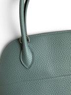 SWORD LUXURY Hermès Bolide 27cm çanta, yeşil Togo deri dokusu ve zarif dikiş detayları ile yakından görünüm.