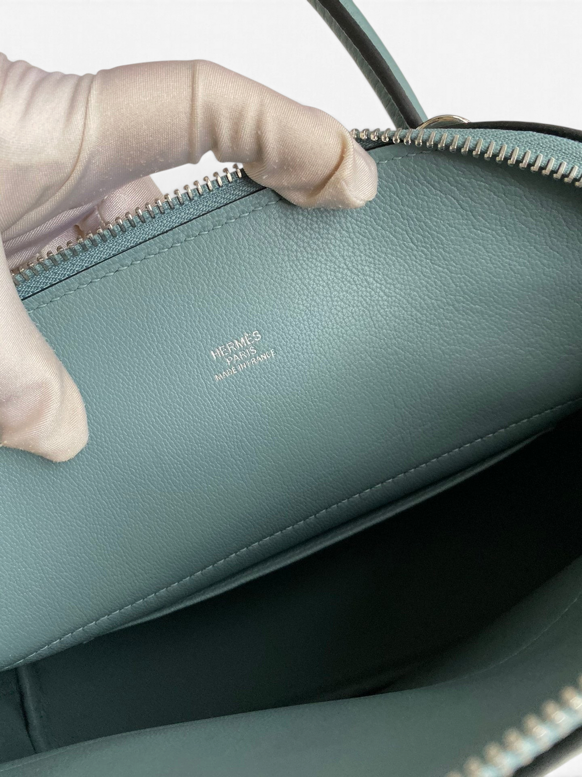 SWORD LUXURY Hermès Bolide 27cm çanta iç detayı, açık mavi Togo deri dokusu ve gümüş renkli fermuar.