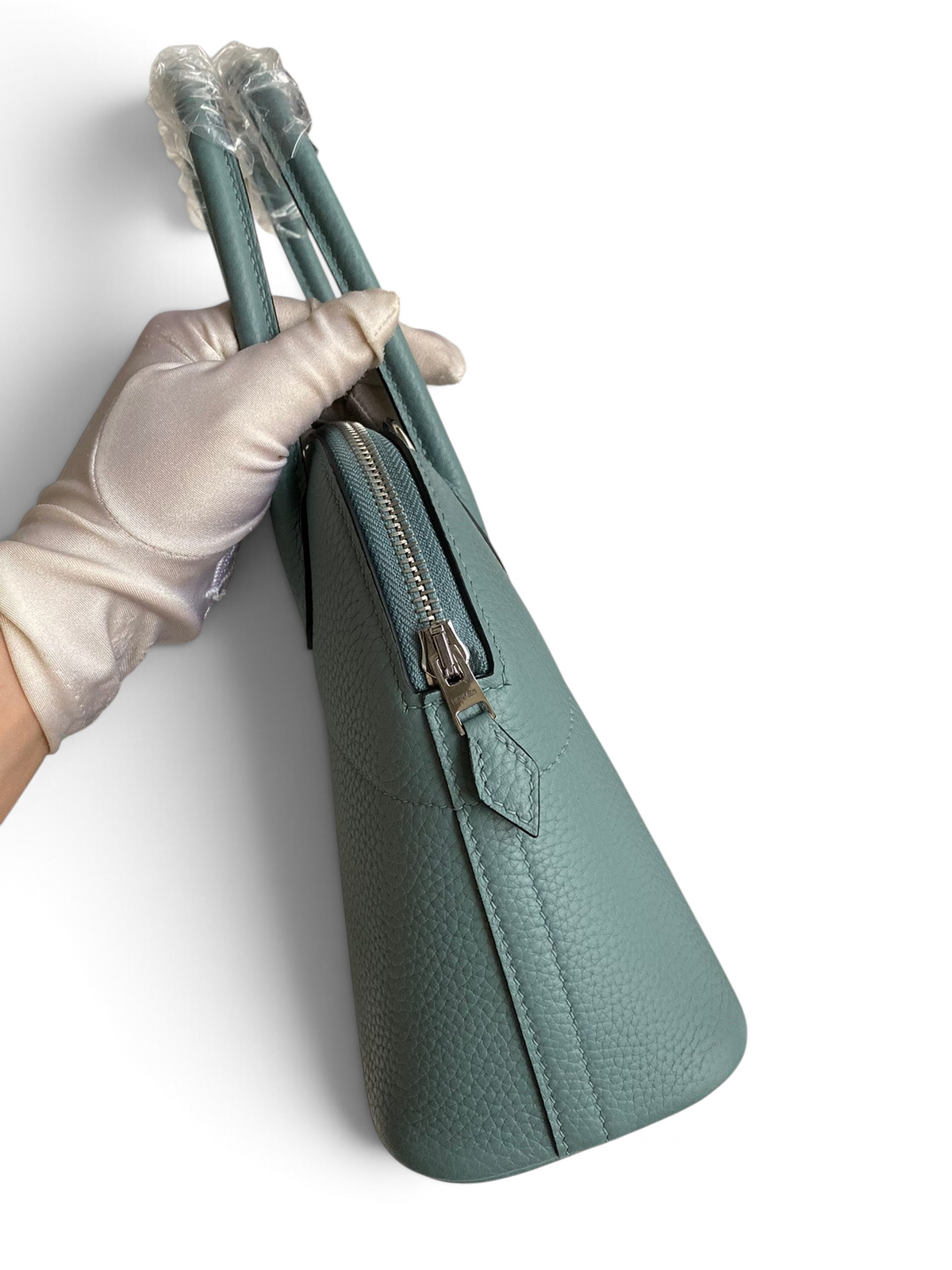 SWORD LUXURY marka, açık mavi Togo deri Hermès Bolide 27cm çanta, fermuarlı kapama ve el tutma yeri detaylı.