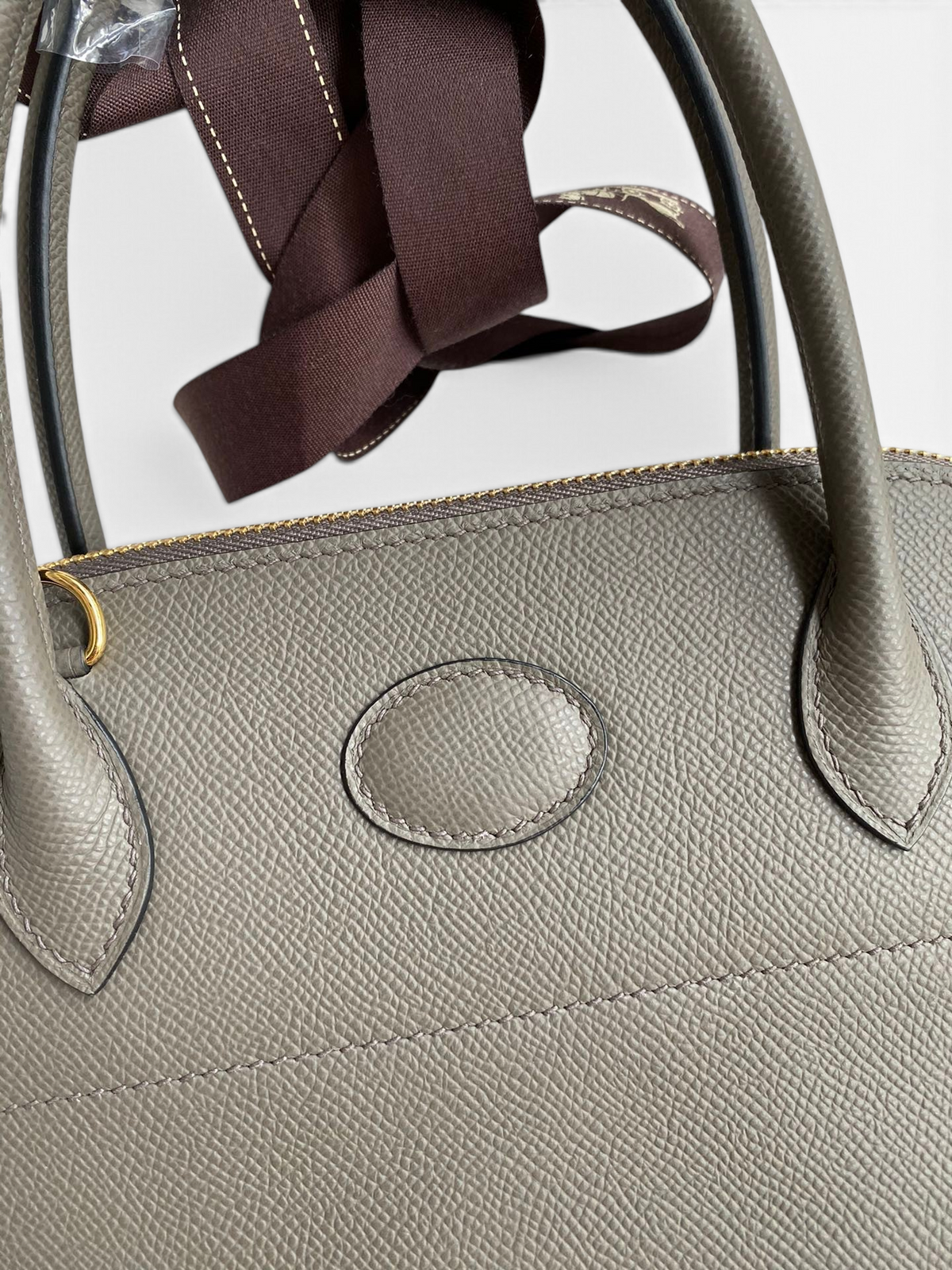 SWORD LUXURY Hermès Bolide 27cm gri Epsom deri çanta, fermuarlı kapama ve üst taşıma kulpları ile detaylandırılmış.