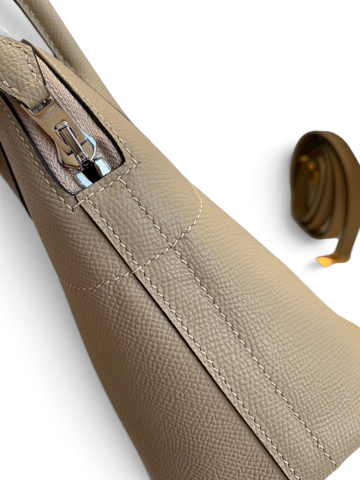 SWORD LUXURY Hermès Bolide 27cm çanta, bej renkli Epsom deri dokusu, fermuar detayı ve çıkarılabilir omuz askısı.