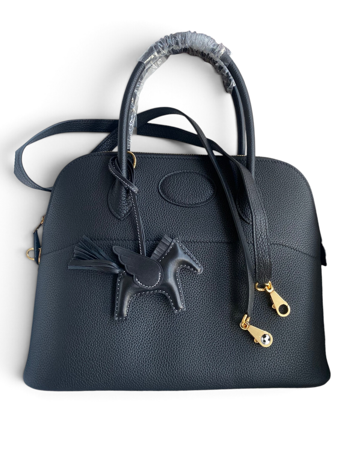SWORD LUXURY siyah Togo deri Hermès Bolide 31cm çanta, üzerinde at figürlü çanta aksesuarı ve altın rengi detaylar.